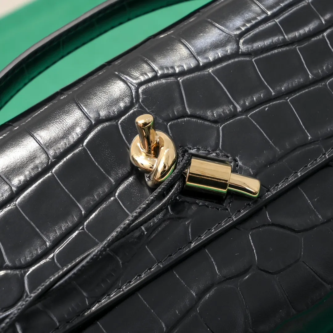 Batch 1420 Bottega Veneta Fall in love with Andiamo at first sight, new design, natural Nile rare leather crocodile pattern complex handbag, a model handbag for women, no need for color cover, no emotional camouflage, immersive depth and excitement, the classic element KNOT knot is inspired, modernist aesthetics and jewelry field craftsmanship reinterpret the knot element, bringing a clutch full of modern texture and elegant and quiet lady spirit. Style number: 1511 Size: 31*13*3cm